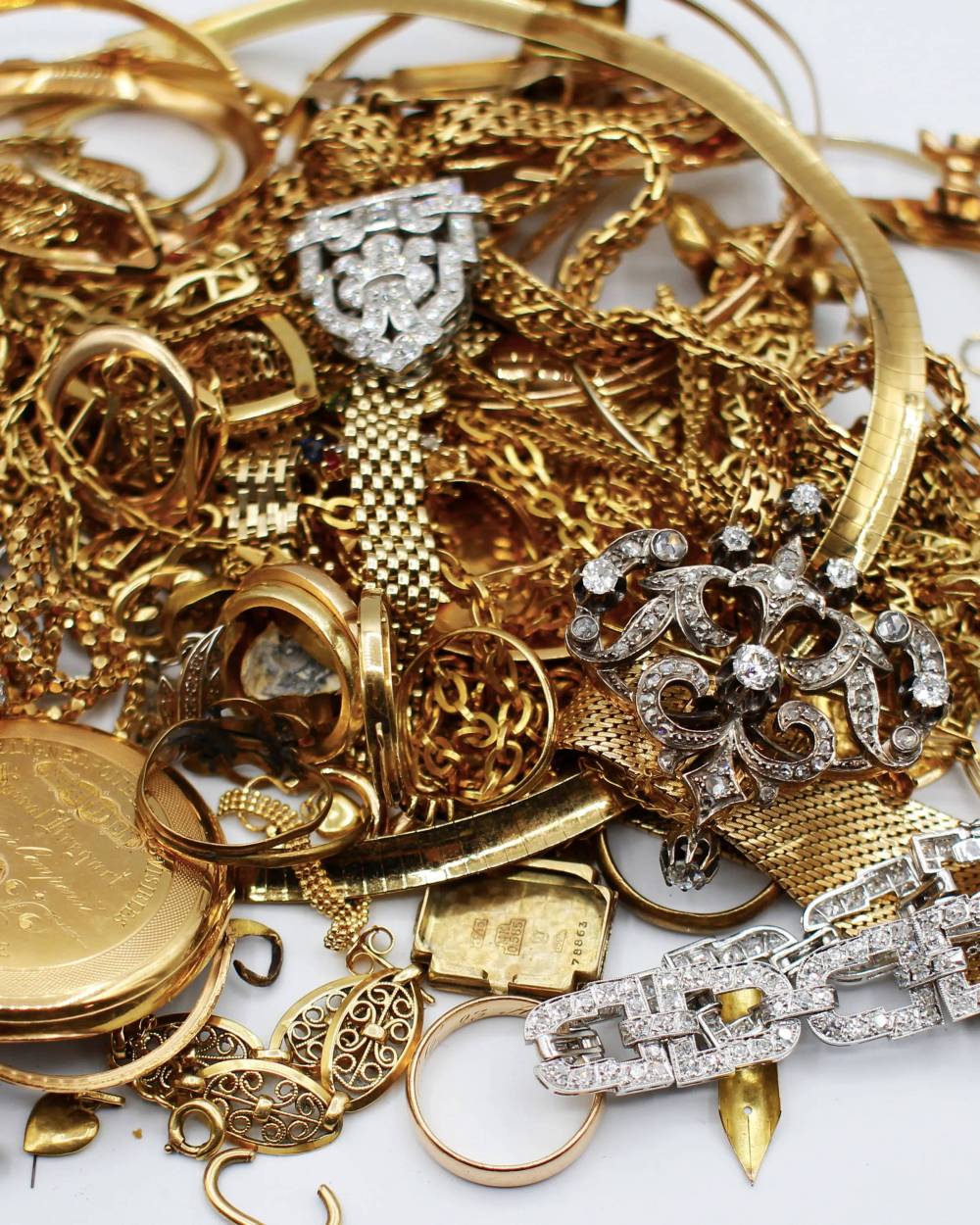 Pile de bijoux ancien en or et avec pierres précieuses